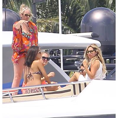 Vanessa Hudgens & Ashley Tisdale relaxen auf einer Yacht