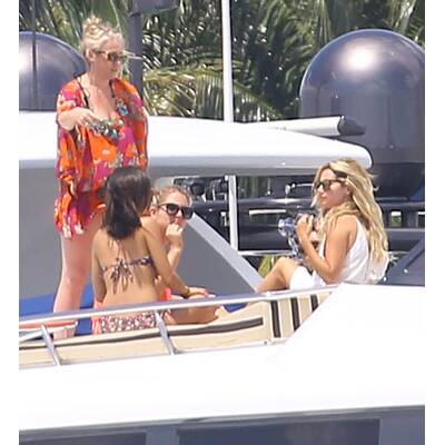 Vanessa Hudgens & Ashley Tisdale relaxen auf einer Yacht
