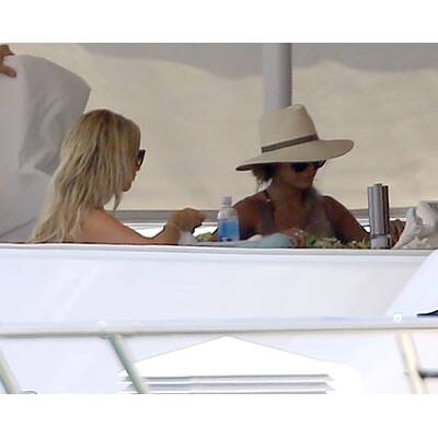 Vanessa Hudgens & Ashley Tisdale relaxen auf einer Yacht