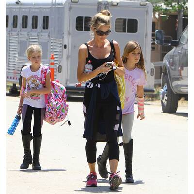 Denise Richards mit Töchtern beim Reiten