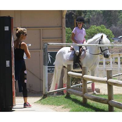 Denise Richards mit Töchtern beim Reiten