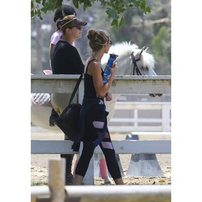 Denise Richards mit Töchtern beim Reiten