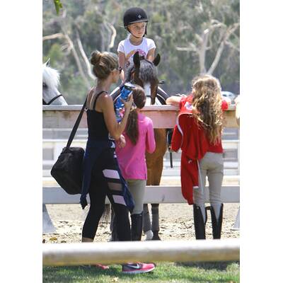 Denise Richards mit Töchtern beim Reiten