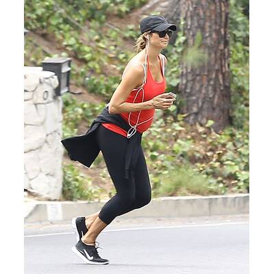 Stacy Keibler joggt mit Babybauch