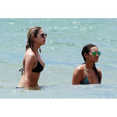 Ashley Benson im Strandurlaub mit Shay Mitchell