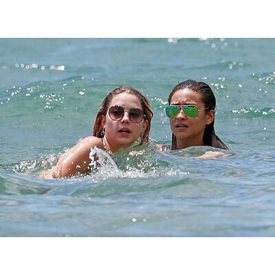 Ashley Benson im Strandurlaub mit Shay Mitchell