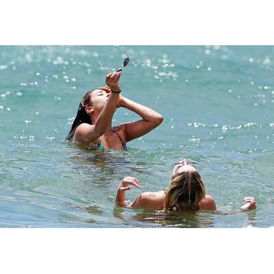 Ashley Benson im Strandurlaub mit Shay Mitchell