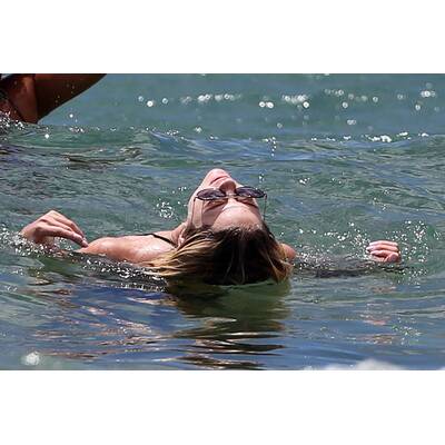 Ashley Benson im Strandurlaub mit Shay Mitchell