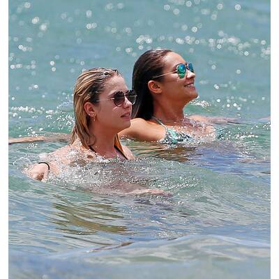 Ashley Benson im Strandurlaub mit Shay Mitchell