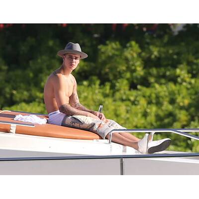 Justin Bieber feiert auf einer Yacht