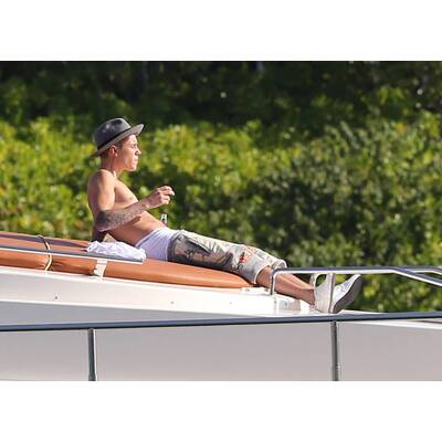 Justin Bieber feiert auf einer Yacht