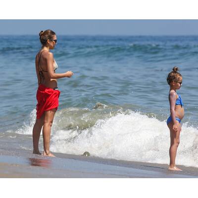 Die Stars machen Strandurlaub: Minnie Driver.