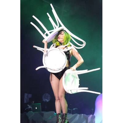 Irre Kostümshow bei Lady Gaga