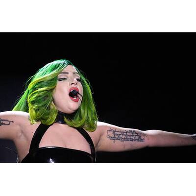 Irre Kostümshow bei Lady Gaga