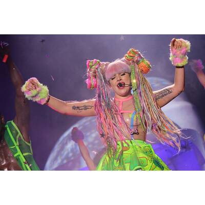 Irre Kostümshow bei Lady Gaga