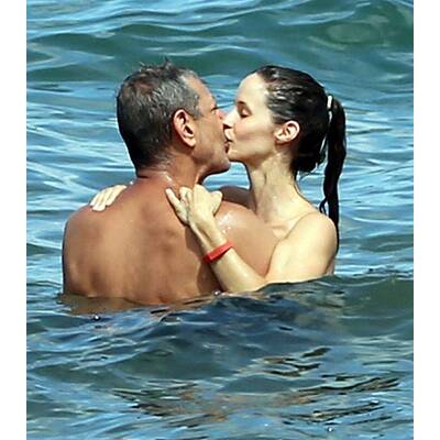 Jeff Goldblum knutscht Verlobte