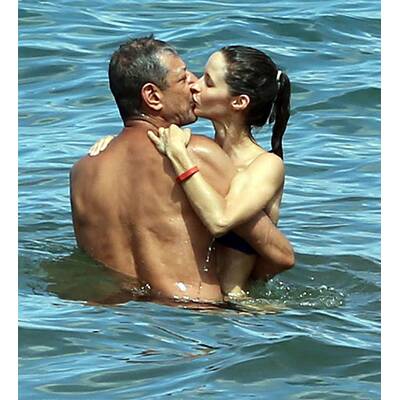 Jeff Goldblum knutscht Verlobte
