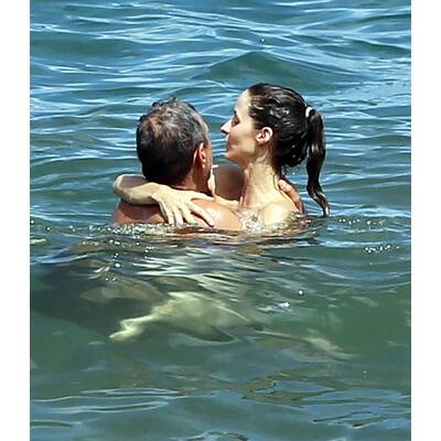 Jeff Goldblum knutscht Verlobte