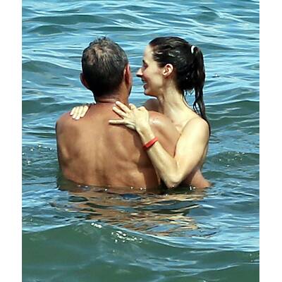 Jeff Goldblum knutscht Verlobte