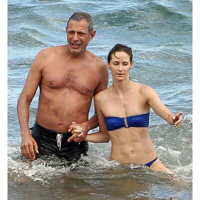 Jeff Goldblum knutscht Verlobte