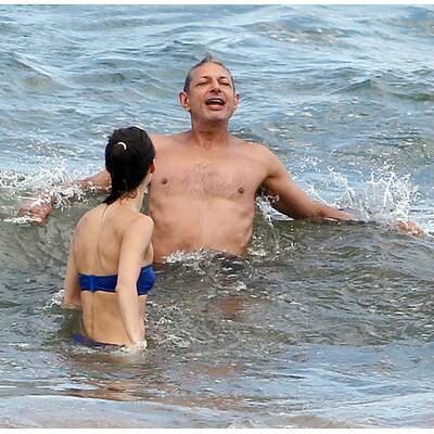 Jeff Goldblum knutscht Verlobte