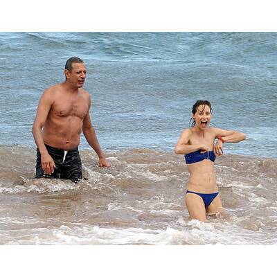 Jeff Goldblum knutscht Verlobte