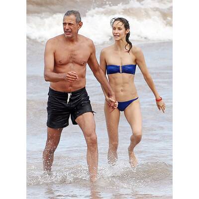 Jeff Goldblum knutscht Verlobte