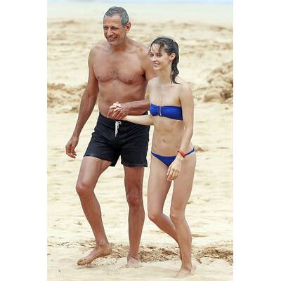 Jeff Goldblum knutscht Verlobte