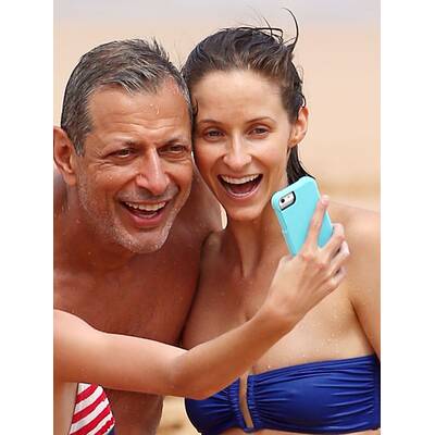 Jeff Goldblum knutscht Verlobte