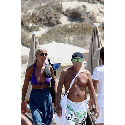 Star-Designer Giorgio Armani am Strand