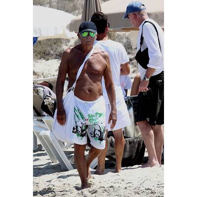 Star-Designer Giorgio Armani am Strand