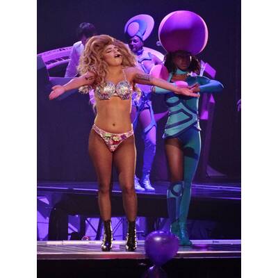 Irre Kostümshow bei Lady Gaga