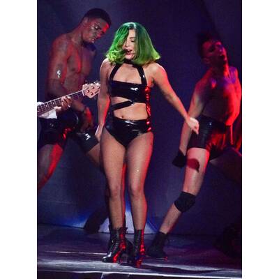 Irre Kostümshow bei Lady Gaga