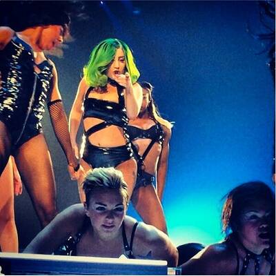 Irre Kostümshow bei Lady Gaga