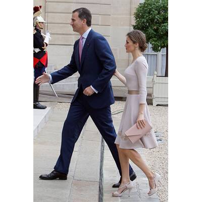 Das Königspaar wird von Francois Hollande empfangen