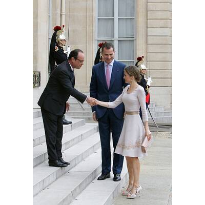 Das Königspaar wird von Francois Hollande empfangen