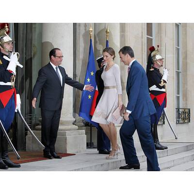 Das Königspaar wird von Francois Hollande empfangen