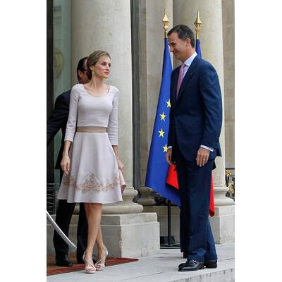 Das Königspaar wird von Francois Hollande empfangen