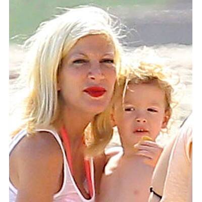Tori Spelling verbringt Strandtag mit ihrer Familie