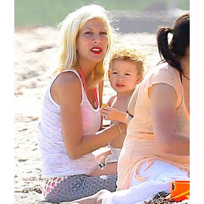 Tori Spelling verbringt Strandtag mit ihrer Familie