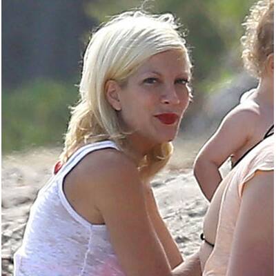 Tori Spelling verbringt Strandtag mit ihrer Familie