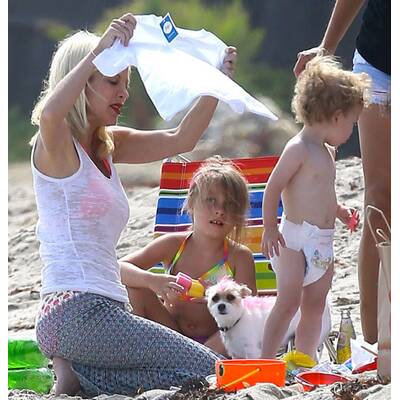 Tori Spelling verbringt Strandtag mit ihrer Familie