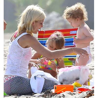 Tori Spelling verbringt Strandtag mit ihrer Familie