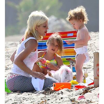 Tori Spelling verbringt Strandtag mit ihrer Familie