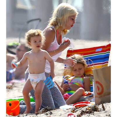 Tori Spelling verbringt Strandtag mit ihrer Familie