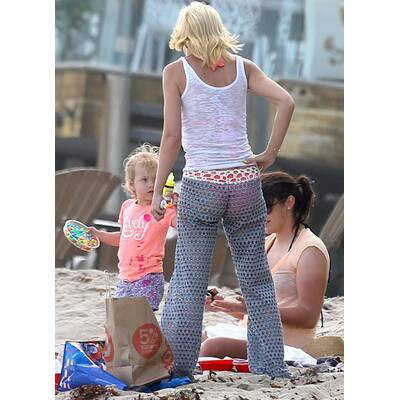Tori Spelling verbringt Strandtag mit ihrer Familie