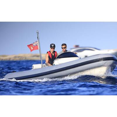 Justin Bieber düst mit dem Jetski in Ibiza