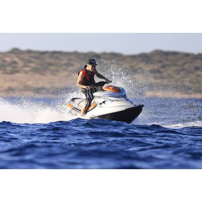 Justin Bieber düst mit dem Jetski in Ibiza