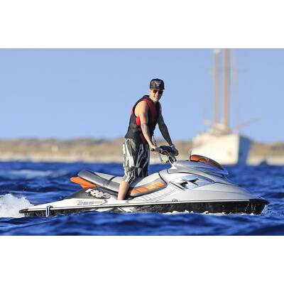 Justin Bieber düst mit dem Jetski in Ibiza