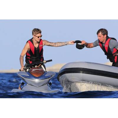 Justin Bieber düst mit dem Jetski in Ibiza